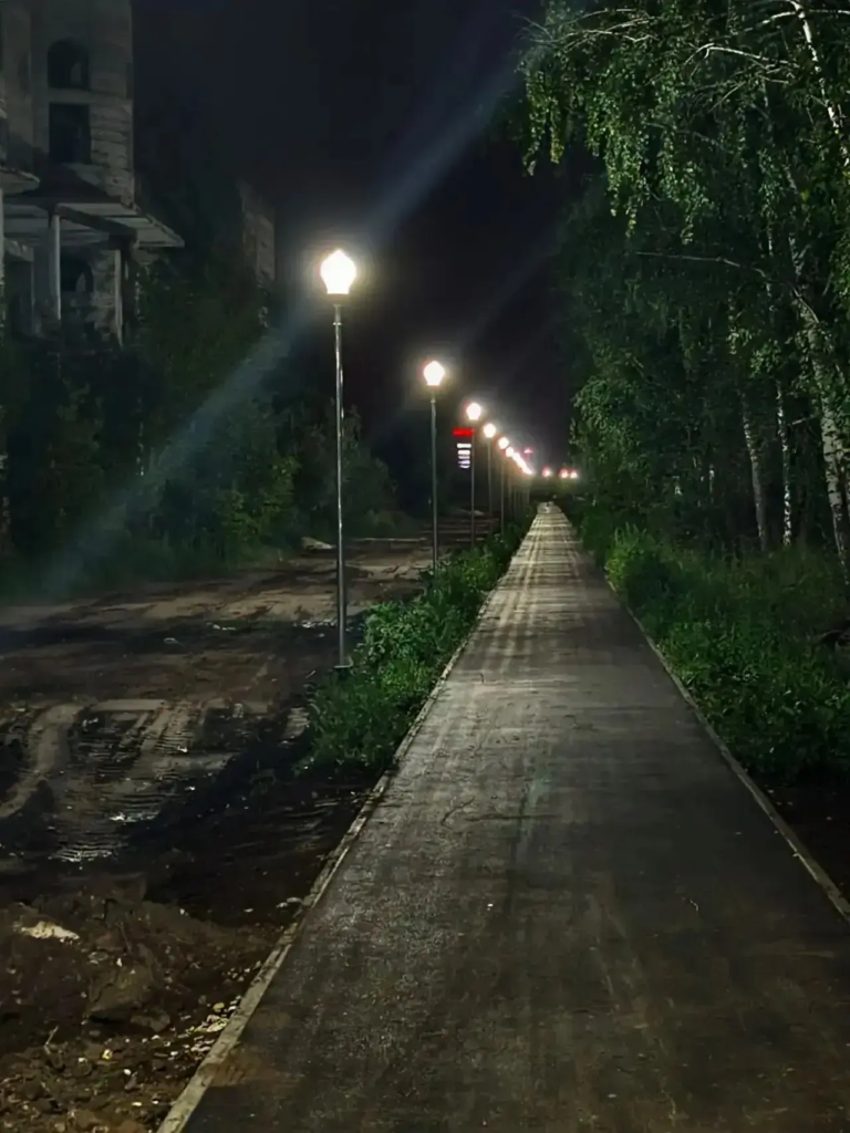 В Тольятти на новой пешеходной дорожке вдоль Хрящевского шоссе начали монтировать освещение