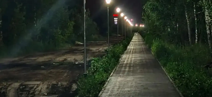 В Тольятти на новой пешеходной дорожке вдоль Хрящевского шоссе начали монтировать освещение