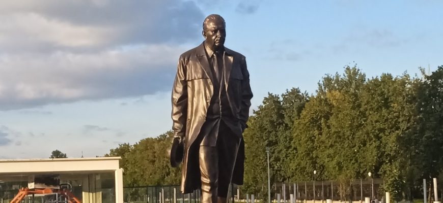 В преддверии Дня машиностроителя в Тольятти торжественно открыли памятник первому генеральному директору ВАЗа Виктору Полякову В преддверии Дня машиностроителя в Тольятти торжественно открыли памятник первому генеральному директору ВАЗа Виктору Полякову