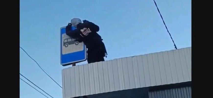 В Тольятти подростки от скуки повредили остановку В Тольятти подростки от скуки повредили остановку